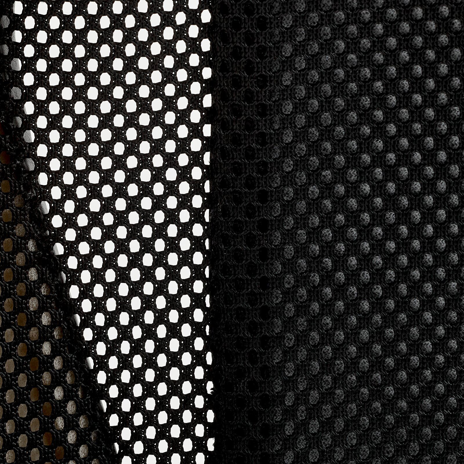 Nahaufnahme von schwarzem Netzstoff eines Gaming Stuhls, seitliche Perspektive