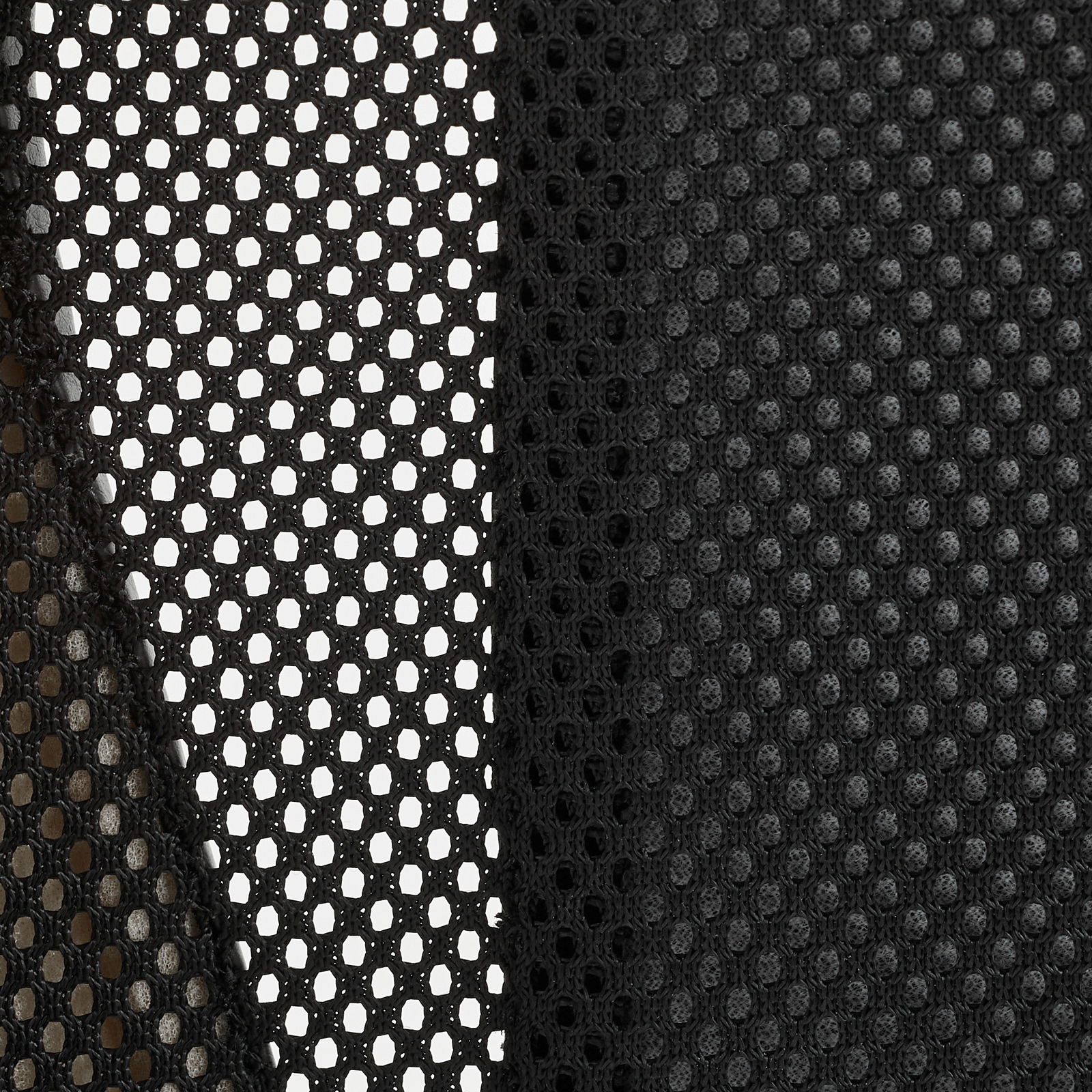 Nahaufnahme von schwarzem Netzstoff eines Gaming Stuhls, seitliche Perspektive