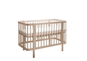 Beiges Babybett aus Holz mit Gitterseiten und weißer Matratze, freigestellt auf weißem Hintergrund, Ansicht schräg von vorne.