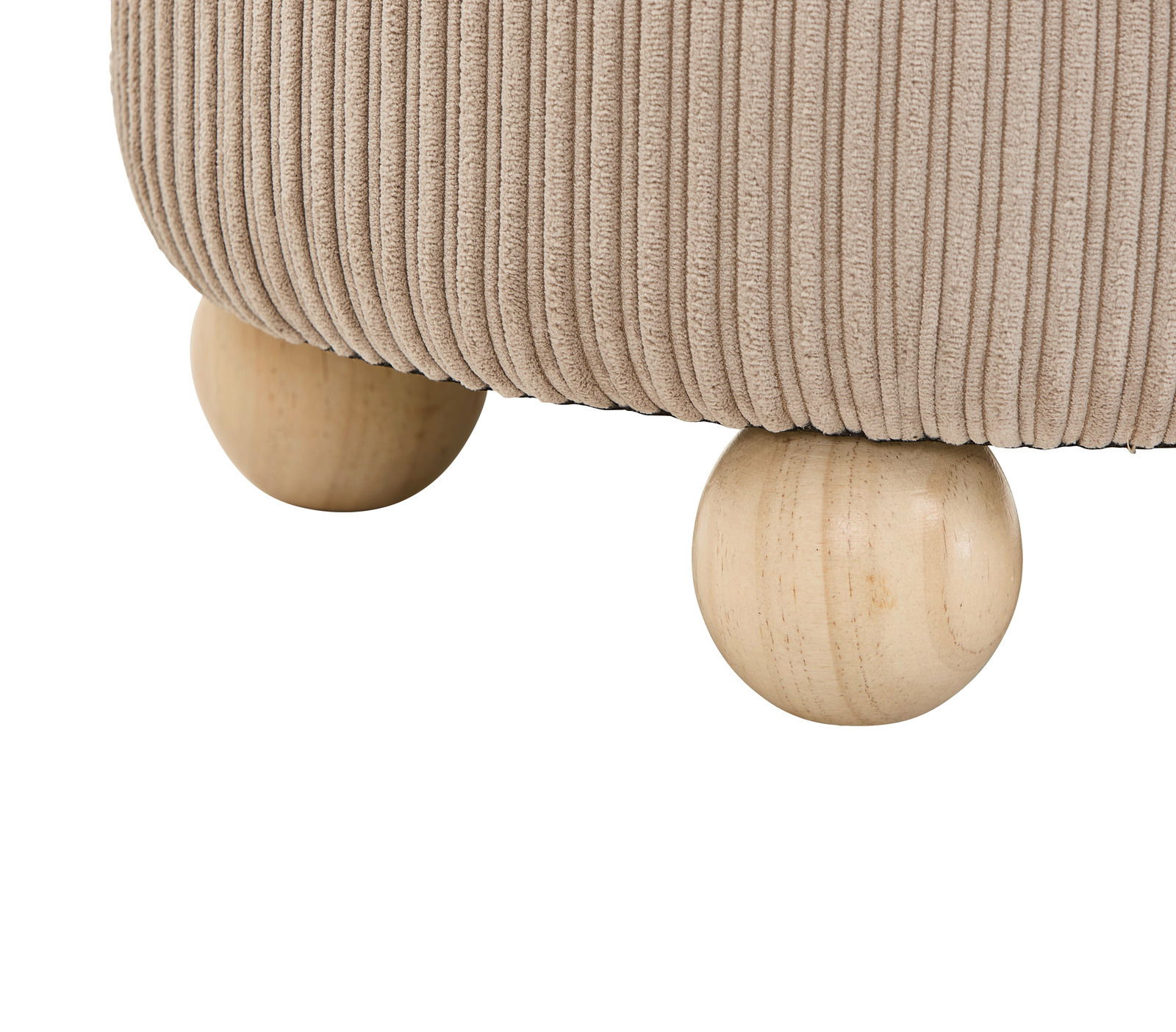 Nahaufnahme eines Hockers mit geripptem Stoffbezug und runden Holzfüßen, seitliche Perspektive.