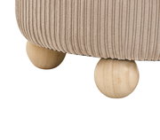 Nahaufnahme eines Hockers mit geripptem Stoffbezug und runden Holzfüßen, seitliche Perspektive.