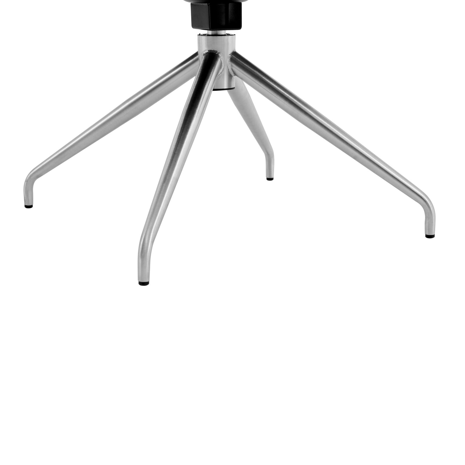 Onderaanzicht van een fauteuil met een stevig metalen onderstel met vier poten.