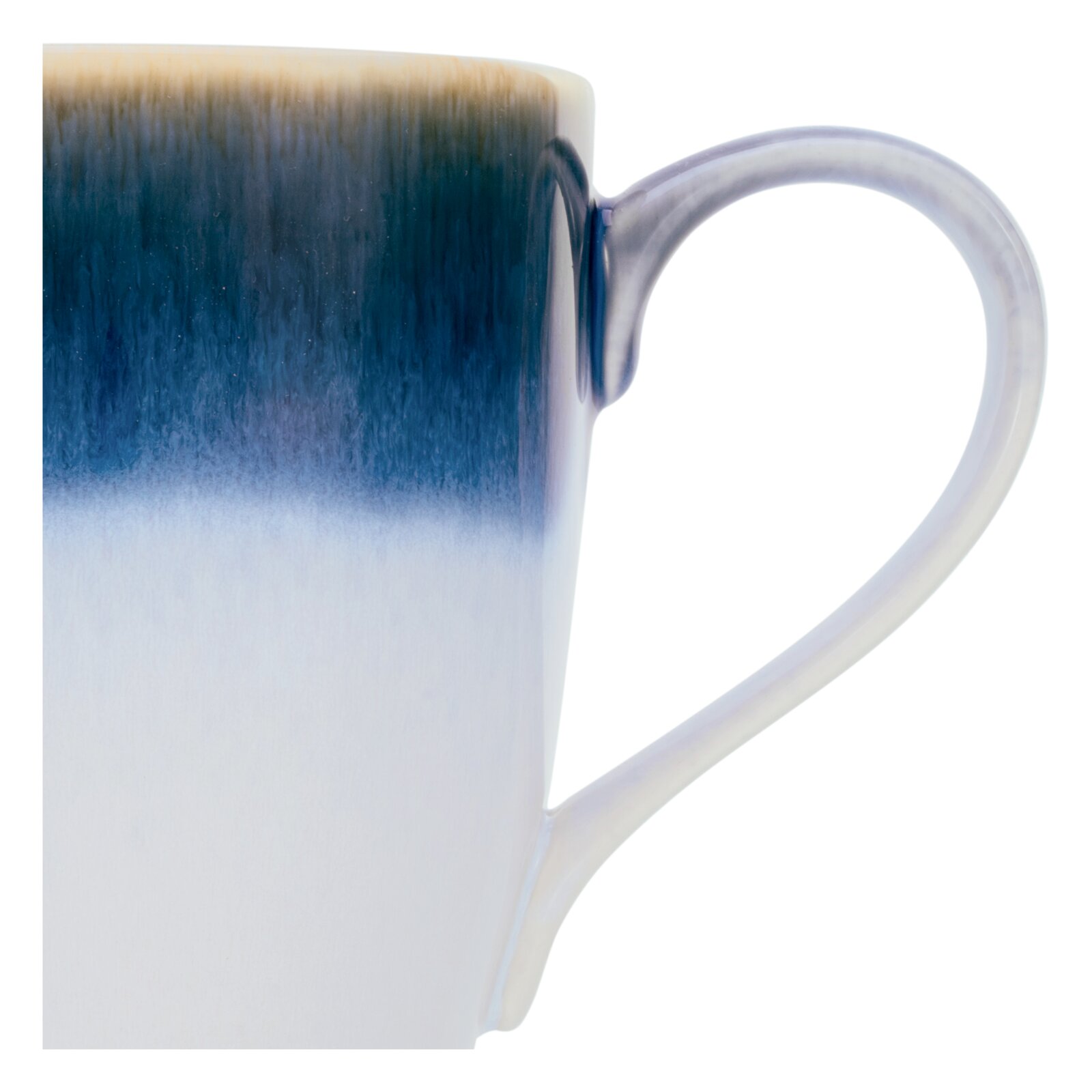 Keramikbecher mit blauem Farbverlauf zu Weiß und großem Henkel, Nahaufnahme in seitlicher Ansicht (Detailperspektive) vor weißem Hintergrund