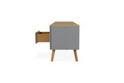 Seitenansicht eines TV-Boards mit grauer Front und Holzbeinen, eine Schublade ist geöffnet.