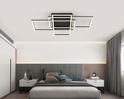 Moderne LED-Deckenleuchte in geometrischem Design, von unten betrachtet in einem stilvollen Schlafzimmer.