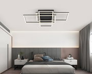 Moderne LED-Deckenleuchte in geometrischem Design, von unten betrachtet in einem stilvollen Schlafzimmer.