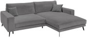 Graues L-förmiges Ecksofa mit rechter Ottomane/Longchair, zwei Rückenkissen und schwarzen Metallfüßen, freigestellt auf weißem Hintergrund, Ansicht schräg von vorne