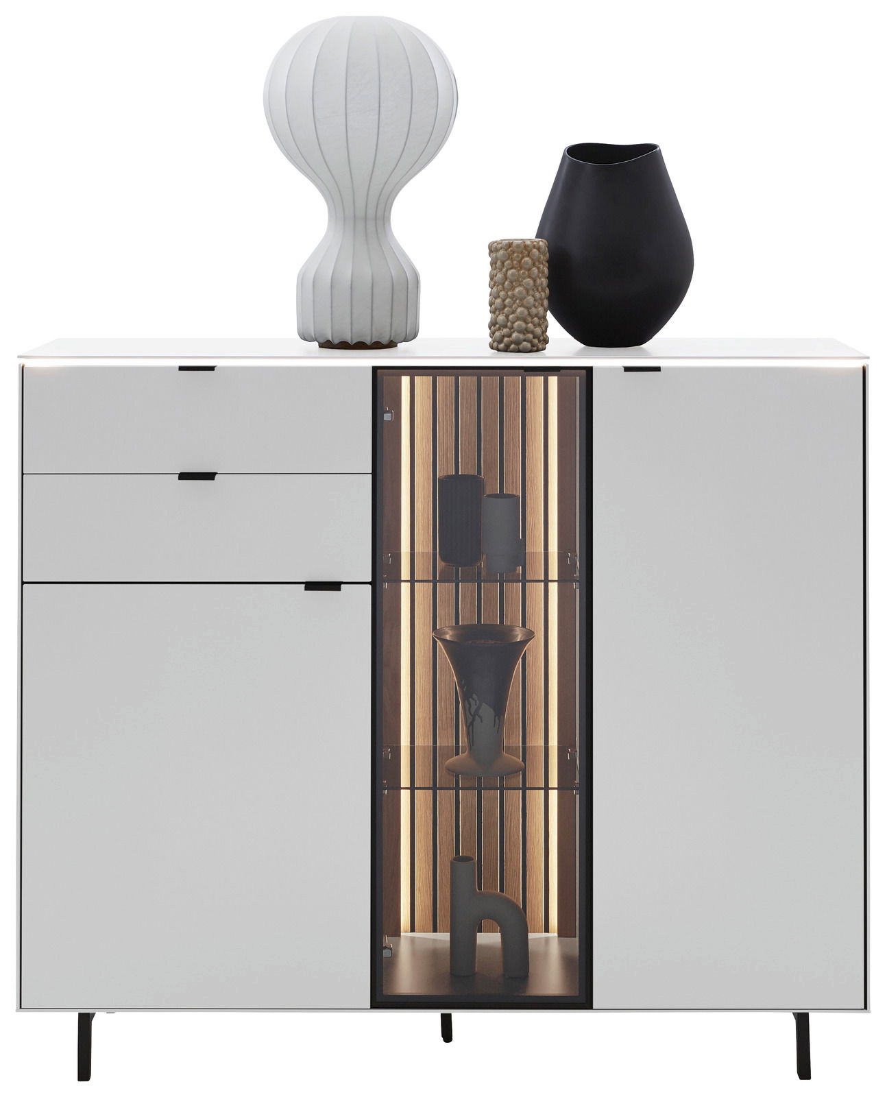 Modernes Highboard mit weißer Front, Glasvitrine und dekorativen Objekten, Frontalansicht