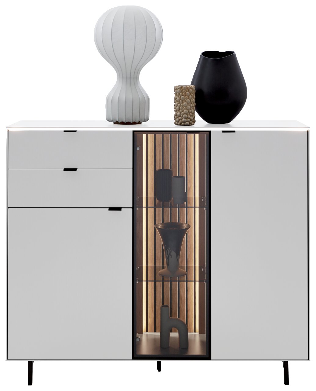 Modernes Highboard mit weißer Front, Glasvitrine und dekorativen Objekten, Frontalansicht