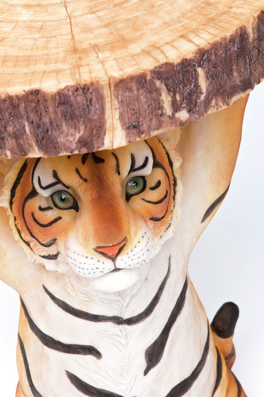 Nahaufnahme eines Beistelltisches in Form eines Tigers, der einen Tisch mit einer Holzoptik-Platte auf dem Rücken trägt. Der Tisch ist aus der Perspektive von vorne zu sehen.
