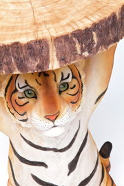 Nahaufnahme eines Beistelltisches in Form eines Tigers, der einen Tisch mit einer Holzoptik-Platte auf dem Rücken trägt. Der Tisch ist aus der Perspektive von vorne zu sehen.