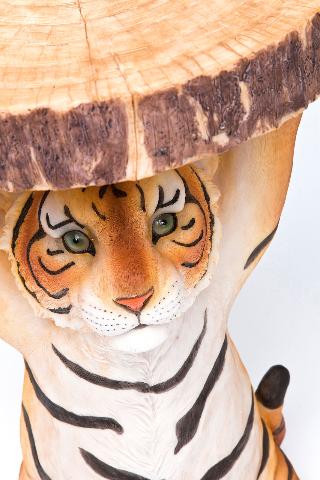 Nahaufnahme eines Beistelltisches in Form eines Tigers, der einen Tisch mit einer Holzoptik-Platte auf dem Rücken trägt. Der Tisch ist aus der Perspektive von vorne zu sehen.