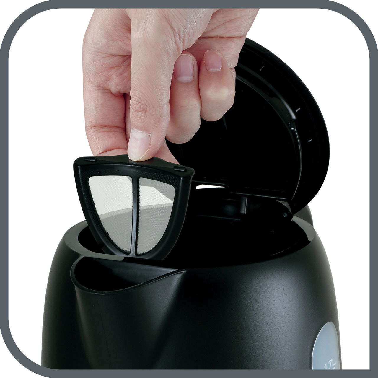 Nahaufnahme eines Wasserkochers Snow mit geöffneter Klappe, bei dem ein herausnehmbarer Filter von einer Hand gehalten wird.