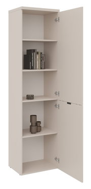 Hochformatiges, einflügeliges Standelement mit geöffneter Tür, zeigt mehrere Regalböden mit Büchern und Dekorationen, Perspektive von vorne.