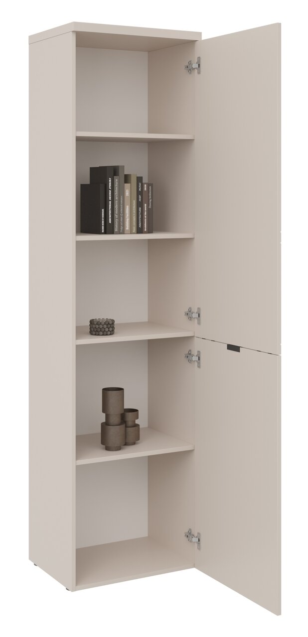 Hochformatiges, einflügeliges Standelement mit geöffneter Tür, zeigt mehrere Regalböden mit Büchern und Dekorationen, Perspektive von vorne.