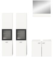 Frontale Ansicht einer modernen Badkombination mit zwei hohen weißen Schränken, einem Spiegel und einem Unterschrank.