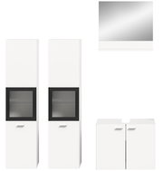 Frontale Ansicht einer modernen Badkombination mit zwei hohen weißen Schränken, einem Spiegel und einem Unterschrank.