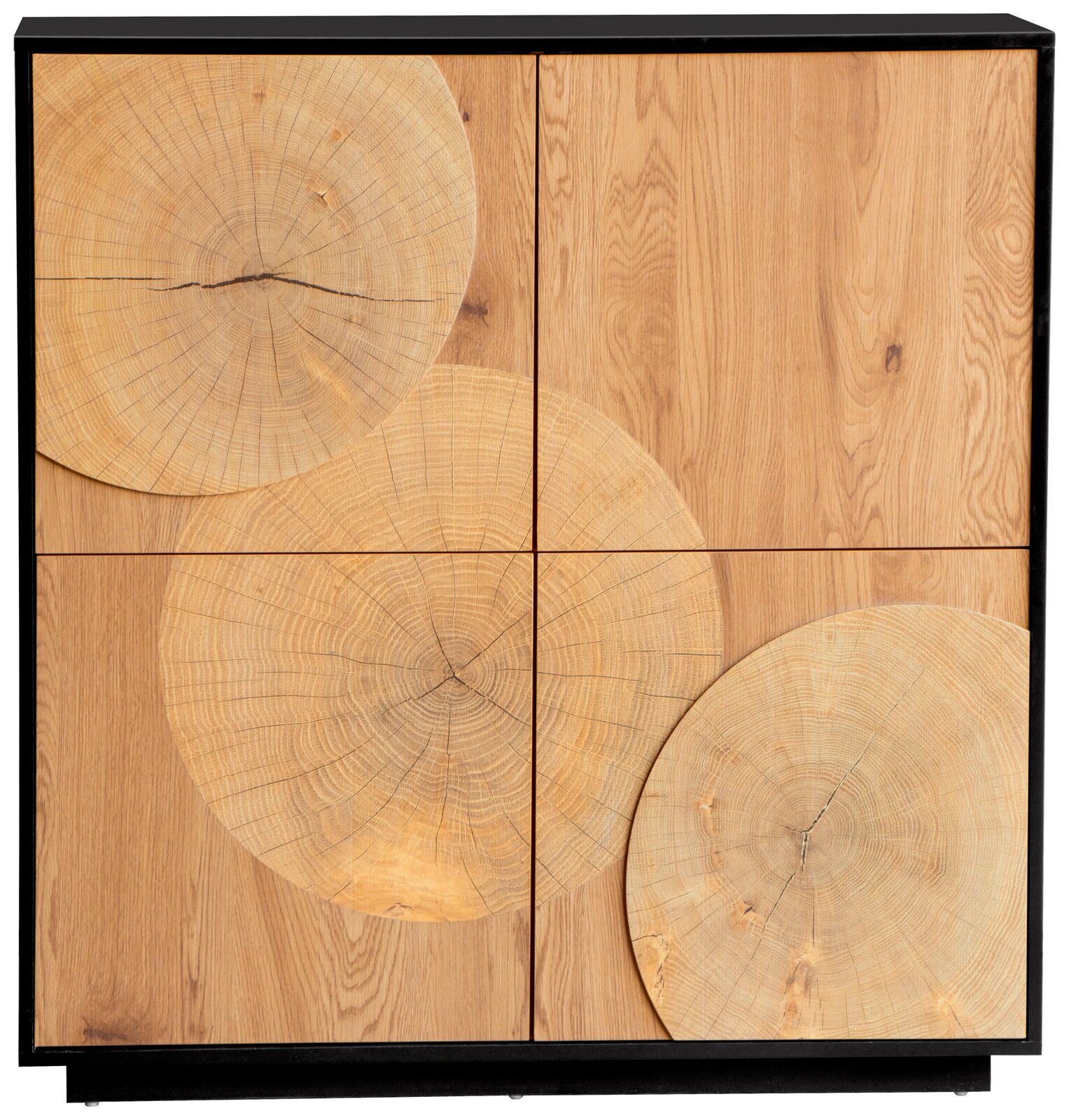 Frontale Ansicht eines quadratischen Holzschranks mit schwarzem Rahmen und Türen aus hellem Holz, dekoriert mit drei großen Baumstamm-Querschnittscheiben und sichtbarer Maserung
