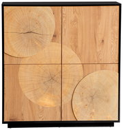 Frontale Ansicht eines quadratischen Holzschranks mit schwarzem Rahmen und Türen aus hellem Holz, dekoriert mit drei großen Baumstamm-Querschnittscheiben und sichtbarer Maserung