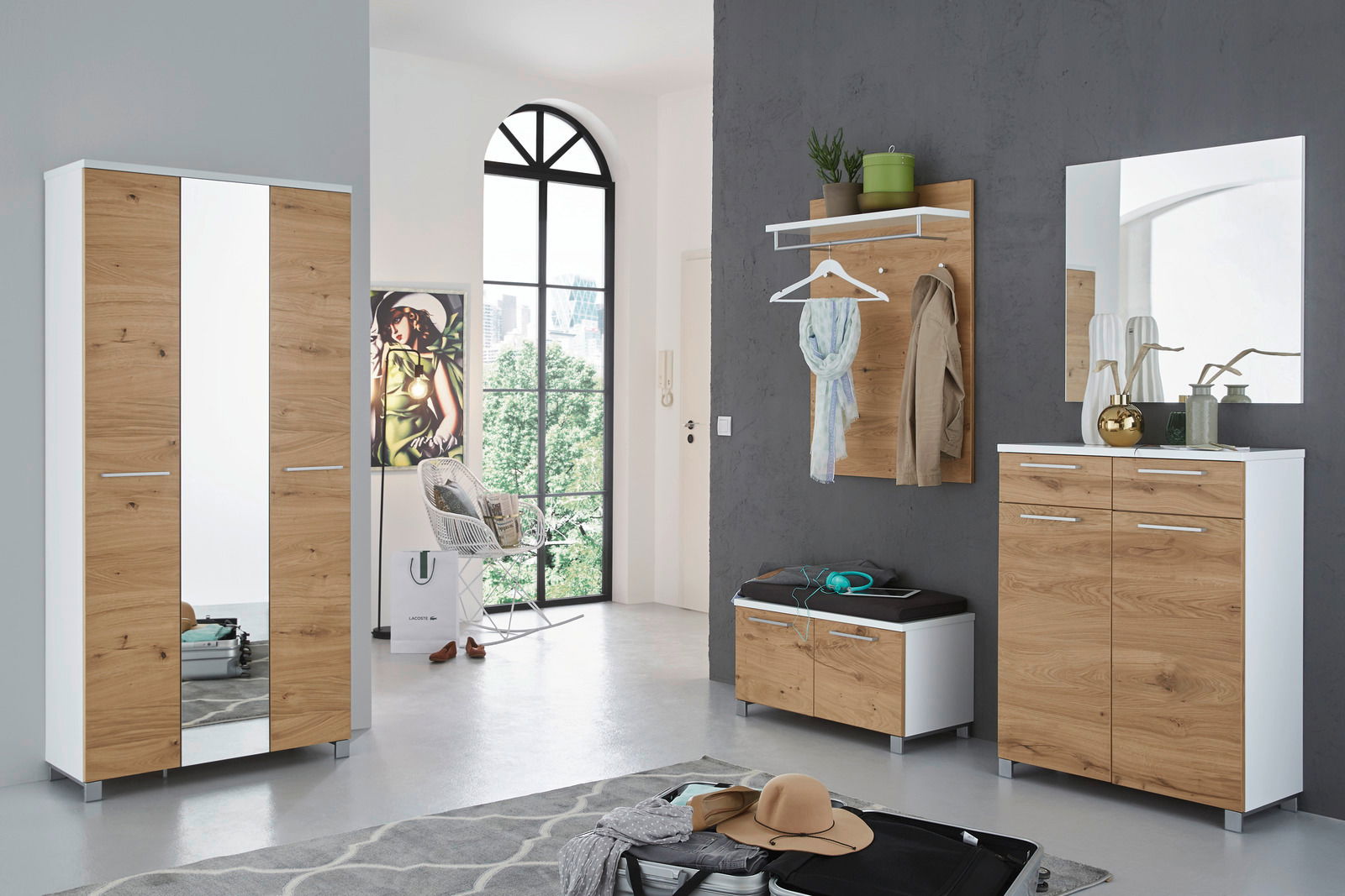 Moderne Garderobeneinrichtung mit Holz- und Weißakzenten, bestehend aus einem Dielenschrank mit Spiegel, einem Garderobenpaneel mit Haken und Ablage, einer Garderobenbank und einem Schuhschrank, in einer hellen, stilvollen Umgebung. Perspektive: Frontalan