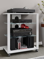Weißes HiFi-Rack auf Rollen mit Glasböden, oben Plattenspieler und darunter Audio-Komponenten sowie Lautsprecher und CDs, Frontansicht in leichter Schrägperspektive von vorn