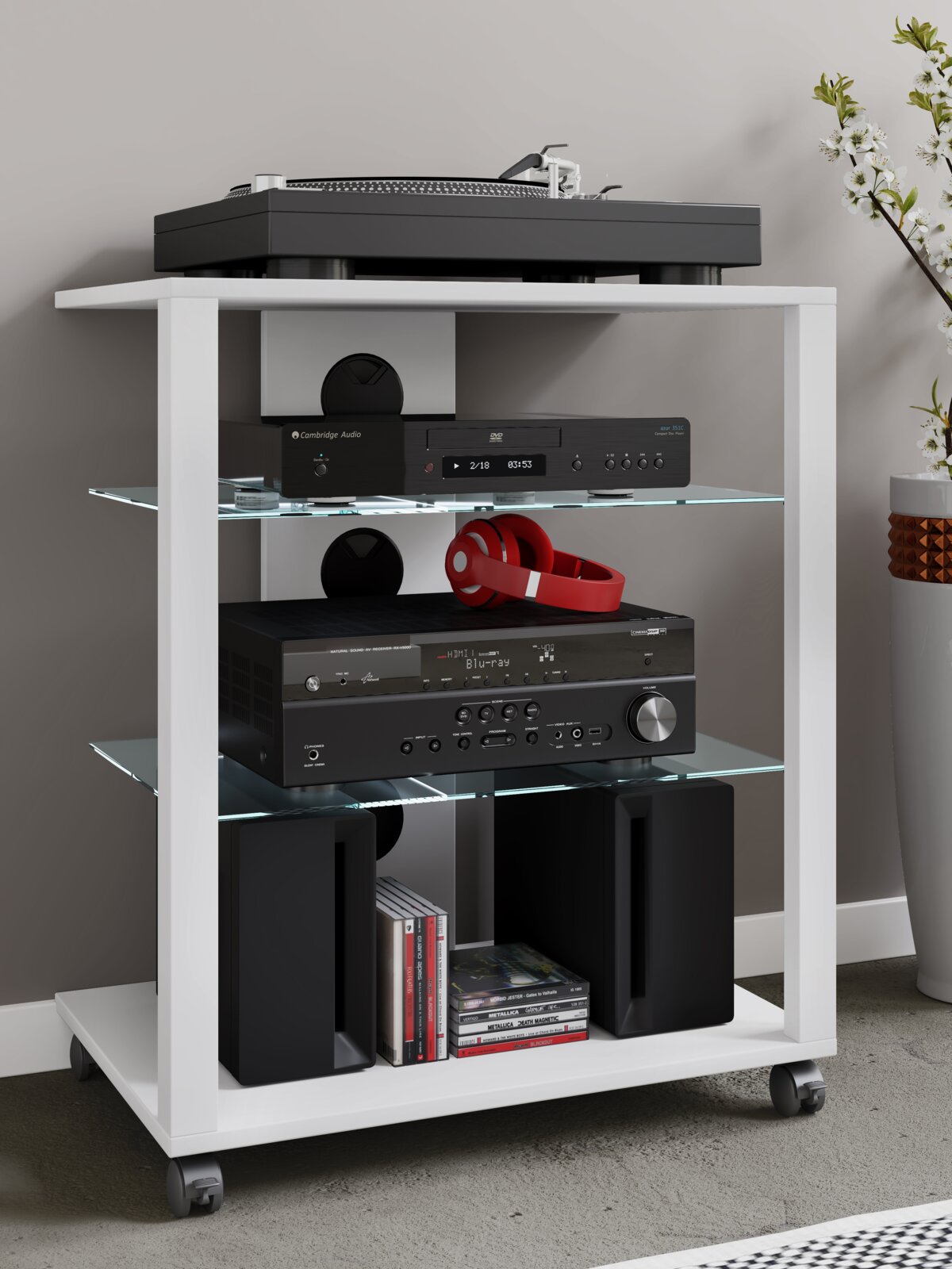 Weißes HiFi-Rack auf Rollen mit Glasböden, oben Plattenspieler und darunter Audio-Komponenten sowie Lautsprecher und CDs, Frontansicht in leichter Schrägperspektive von vorn