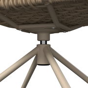 Nahaufnahme der Unterseite eines Armlehnstuhls mit geflochtener Sitzfläche und stabilen Metallbeinen, Perspektive von unten.