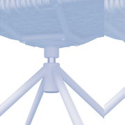 Nahaufnahme der Unterseite eines Armlehnstuhls mit geflochtener Sitzfläche und stabilen Metallbeinen, Perspektive von unten.