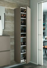 Moderner Hänge-Garderobenschrank mit offener Tür, gefüllt mit Schuhen, seitliche Perspektive