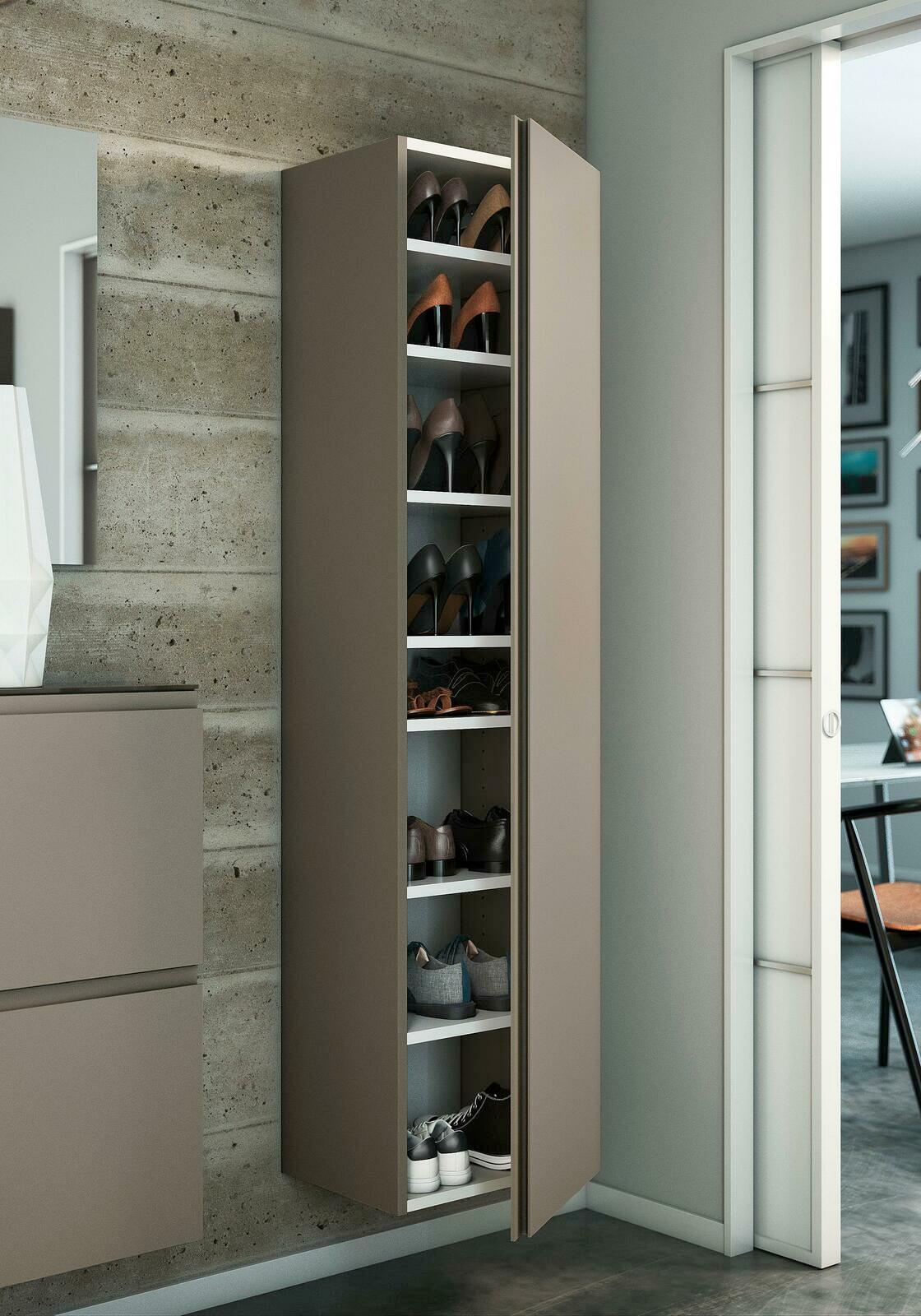 Moderner Hänge-Garderobenschrank mit offener Tür, gefüllt mit Schuhen, seitliche Perspektive