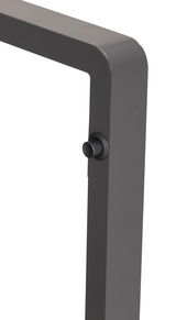 Nahaufnahme eines Metallrahmens mit abgerundeter Ecke und einem Knopf, seitliche Perspektive.