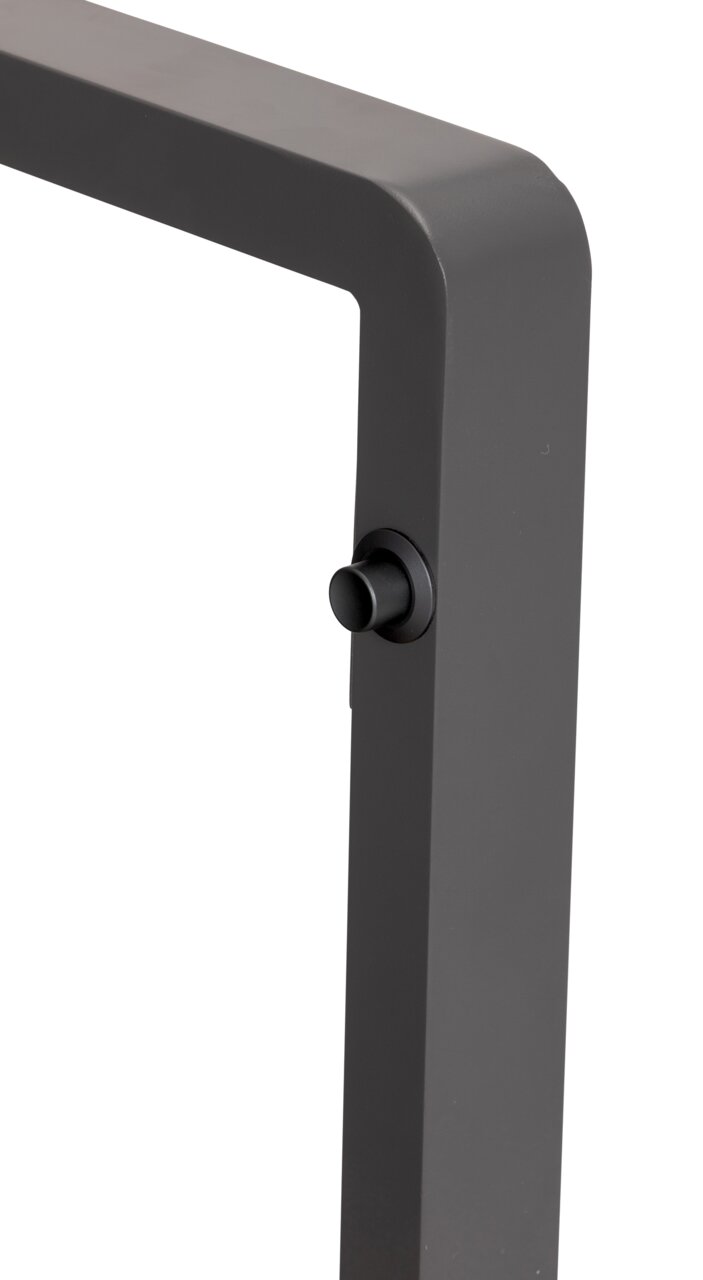 Close-up van een metalen frame met afgeronde hoek en een knop, gezien vanaf de zijkant.