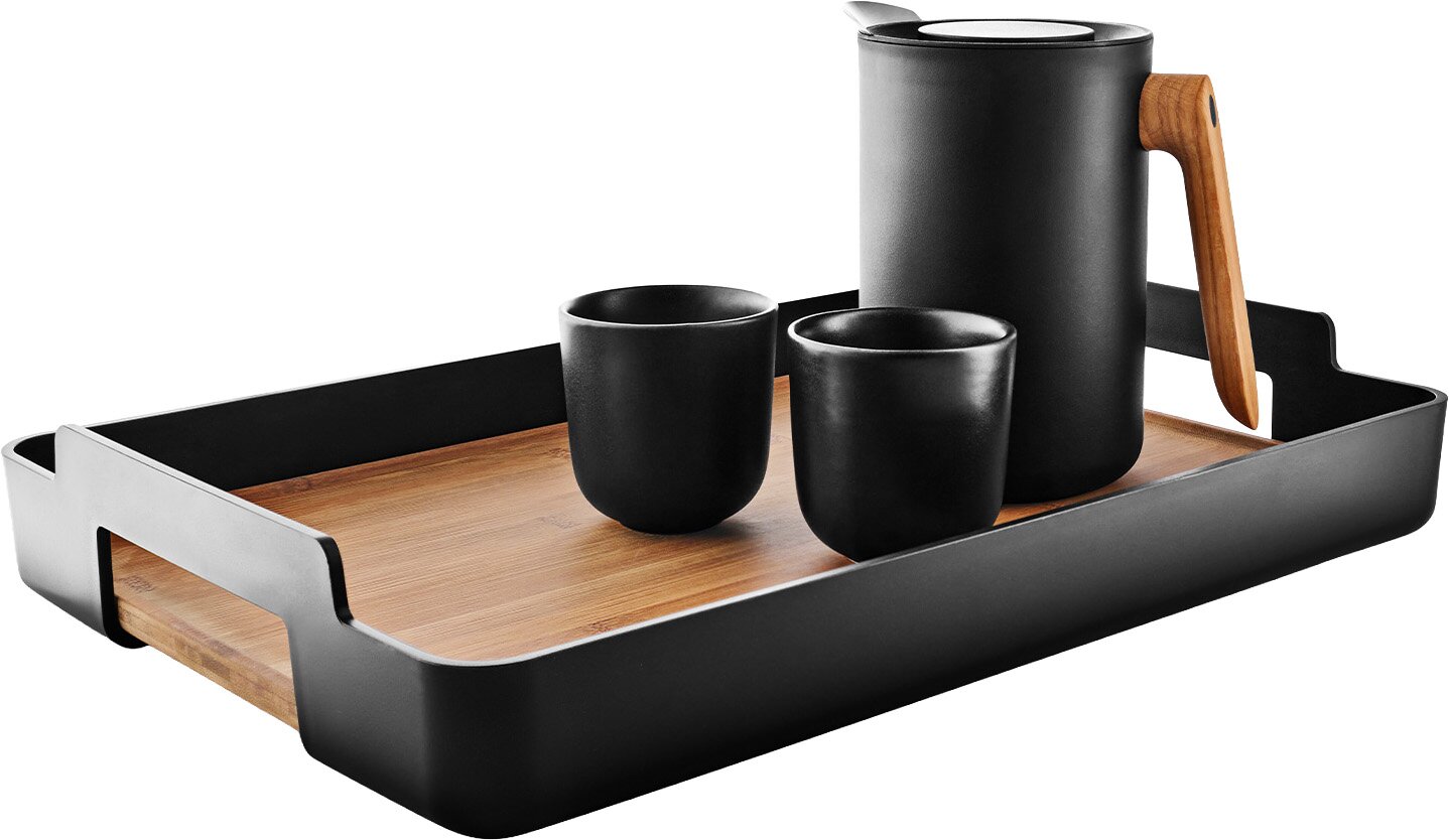 Zwart serveerblad met houten bodem en metalen rand, met zwarte karaf met houten handvat en twee zwarte kopjes, gefotografeerd in schuin vooraanzicht