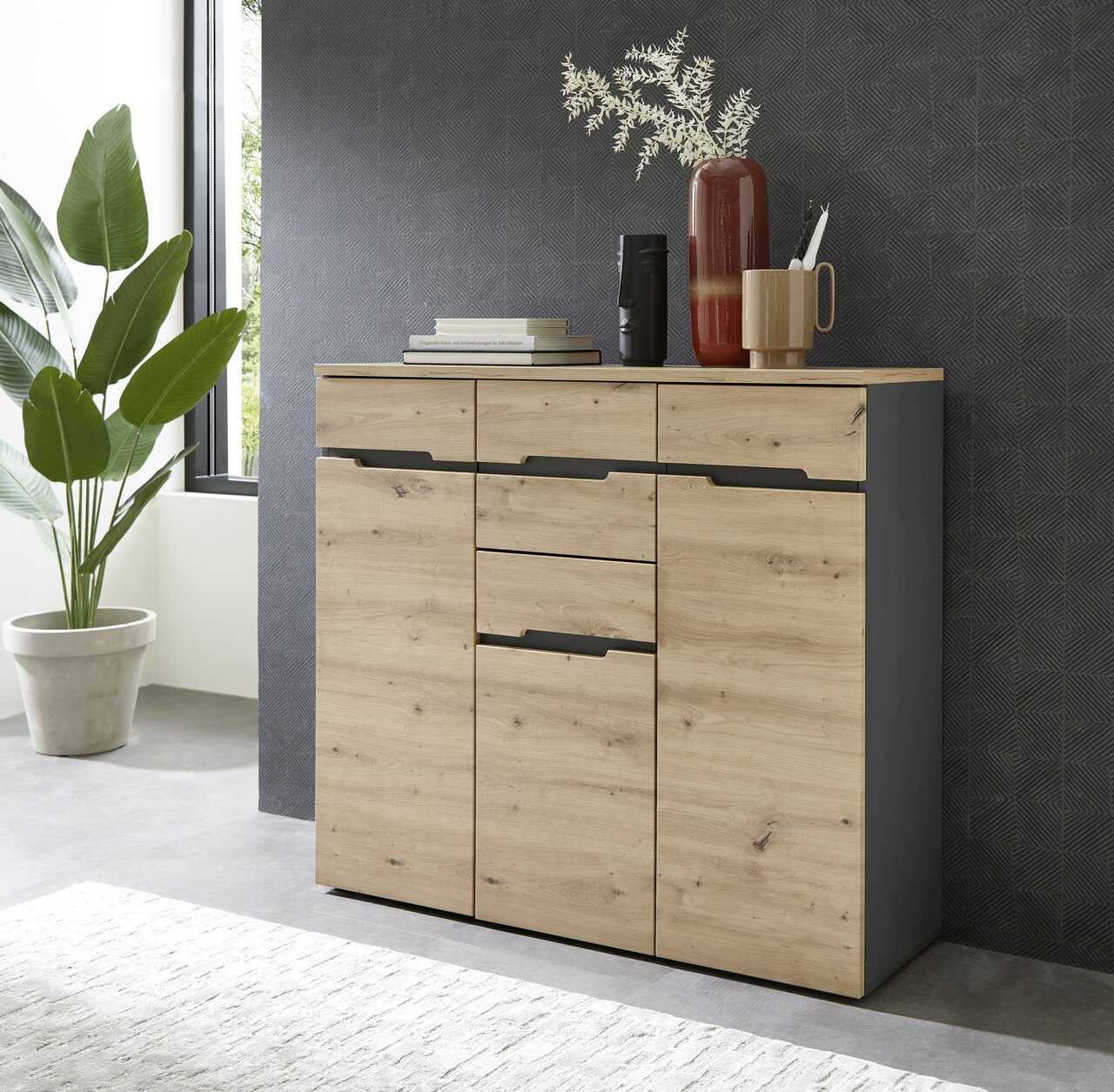 Voleo XL-hoge kast DETROIT XL-Highboard aus Holz mit drei Schubladen und zwei Türen, seitliche Perspektive