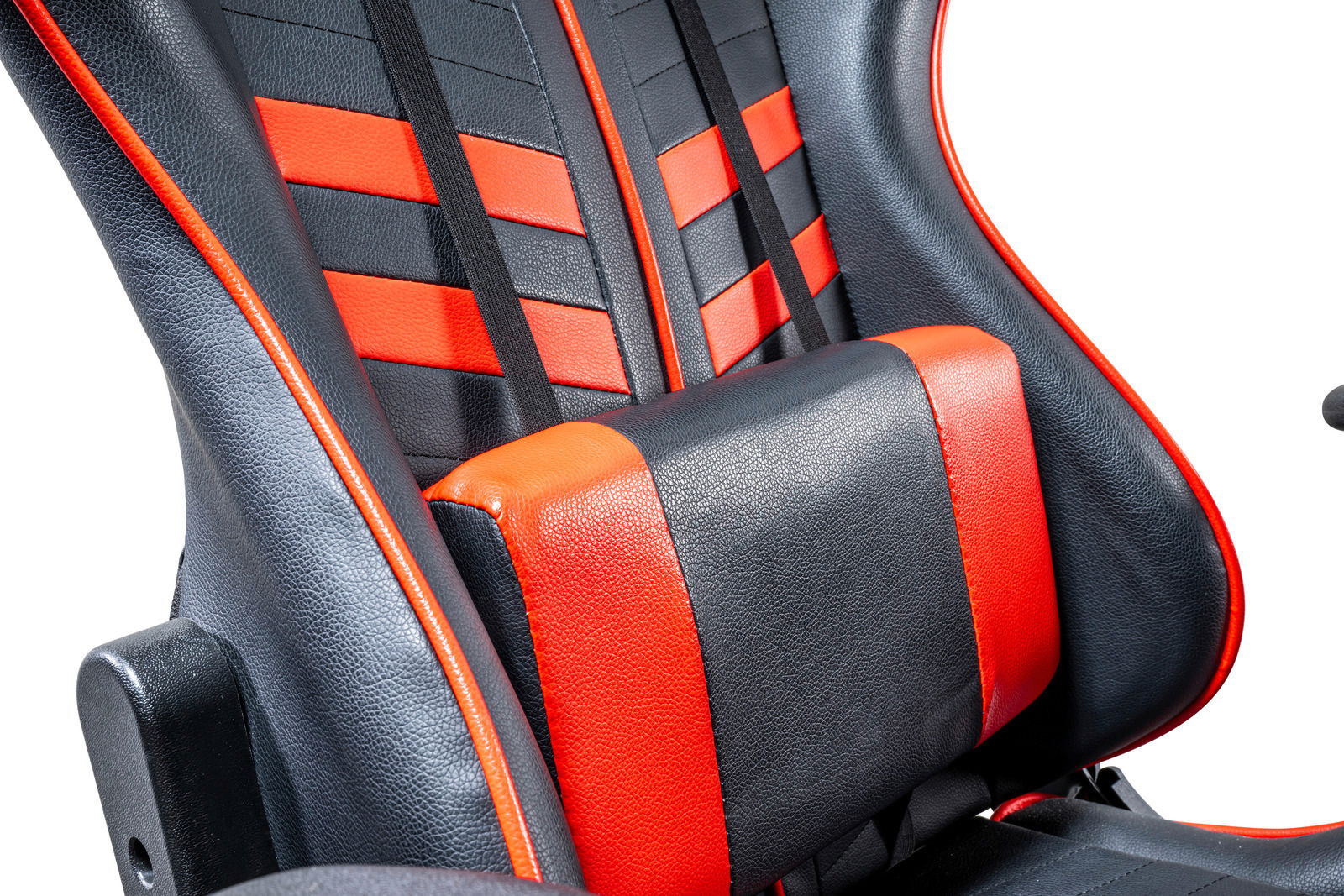 Nahaufnahme eines schwarz-roten Gaming-Stuhls mit ergonomischem Design und Lendenwirbelstütze, seitliche Perspektive.