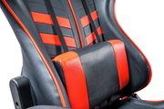 Nahaufnahme eines schwarz-roten Gaming-Stuhls mit ergonomischem Design und Lendenwirbelstütze, seitliche Perspektive.