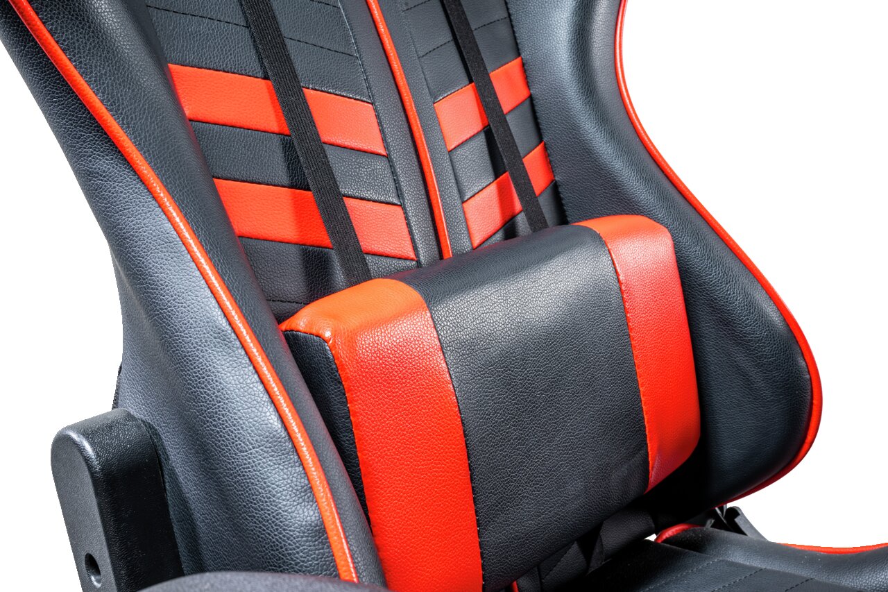 Nahaufnahme eines schwarz-roten Gaming-Stuhls mit ergonomischem Design und Lendenwirbelstütze, seitliche Perspektive.