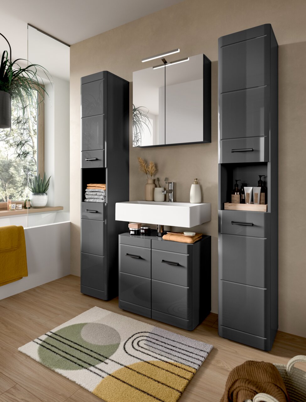 MID.YOU Waschbeckenunterschrank SOFT Moderner grauer Waschbeckenunterschrank in einem stilvollen Badezimmer, frontal betrachtet, mit passendem Spiegel und Schränken.