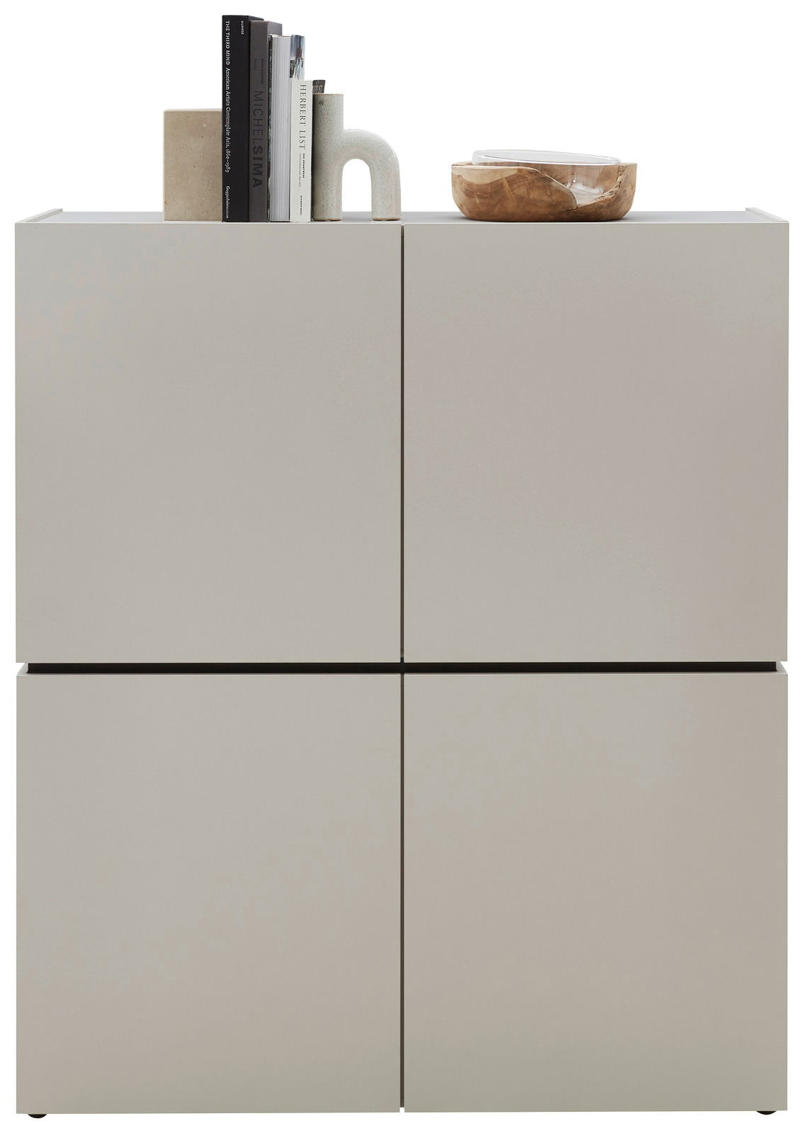 Voleo Highboard UNIQUE in moderner, minimalistischer Frontansicht mit Dekorationen auf der Oberseite.