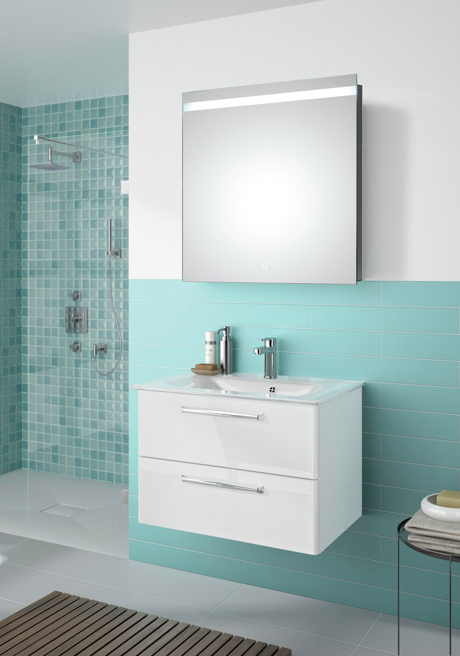 Moderner Badblock mit Spiegel und Waschbecken, seitliche Perspektive