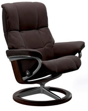 Donkerbruine, royaal gevoerde relaxfauteuil met hoge rugleuning, brede armleuningen en ronde draaivoet van hout en metaal, schuin van voren gezien