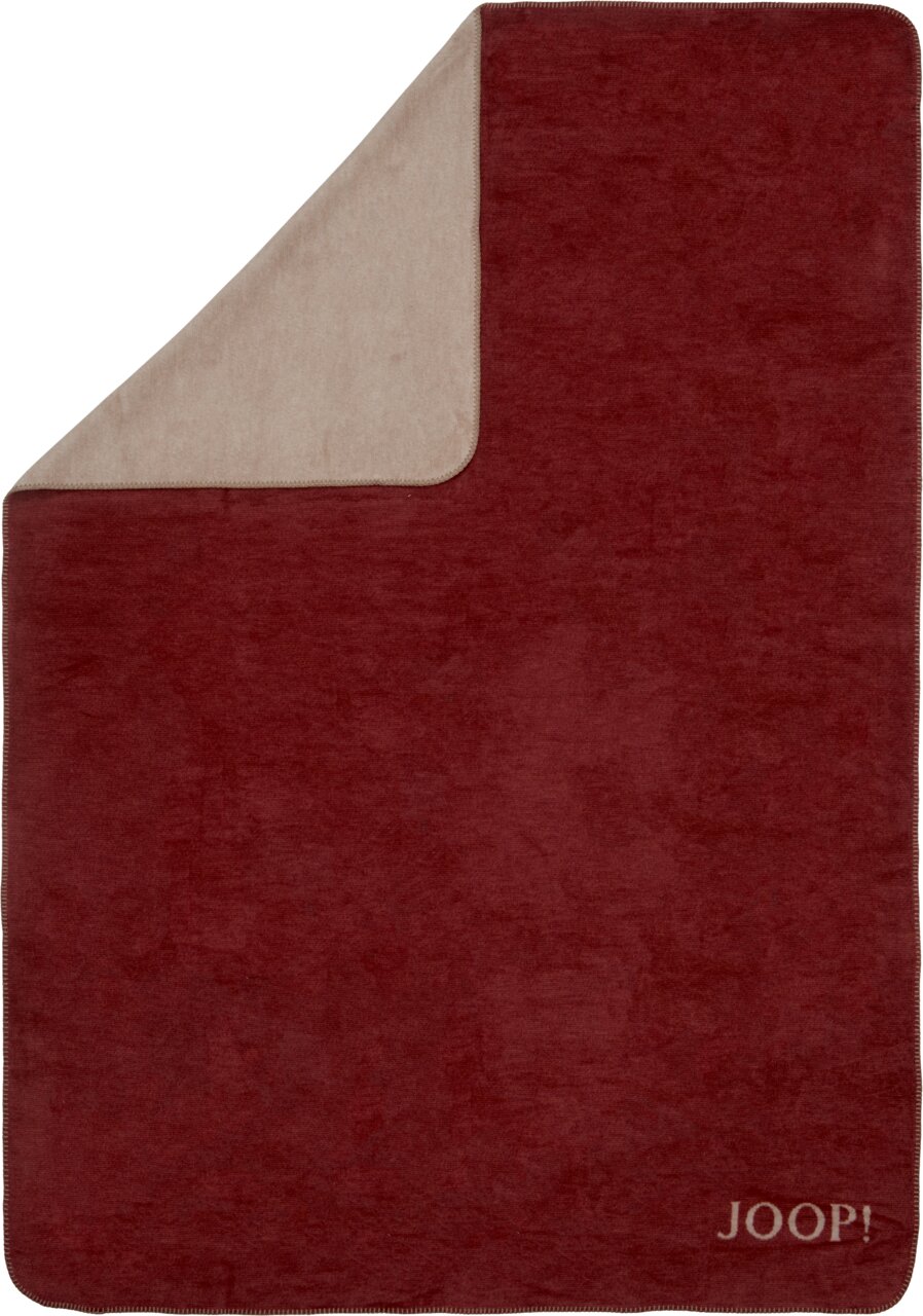 Rote Decke mit beiger Rückseite, Markenlogo JOOP! in der Ecke, Draufsicht