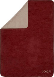 Rote Decke mit beiger Rückseite, Markenlogo JOOP! in der Ecke, Draufsicht