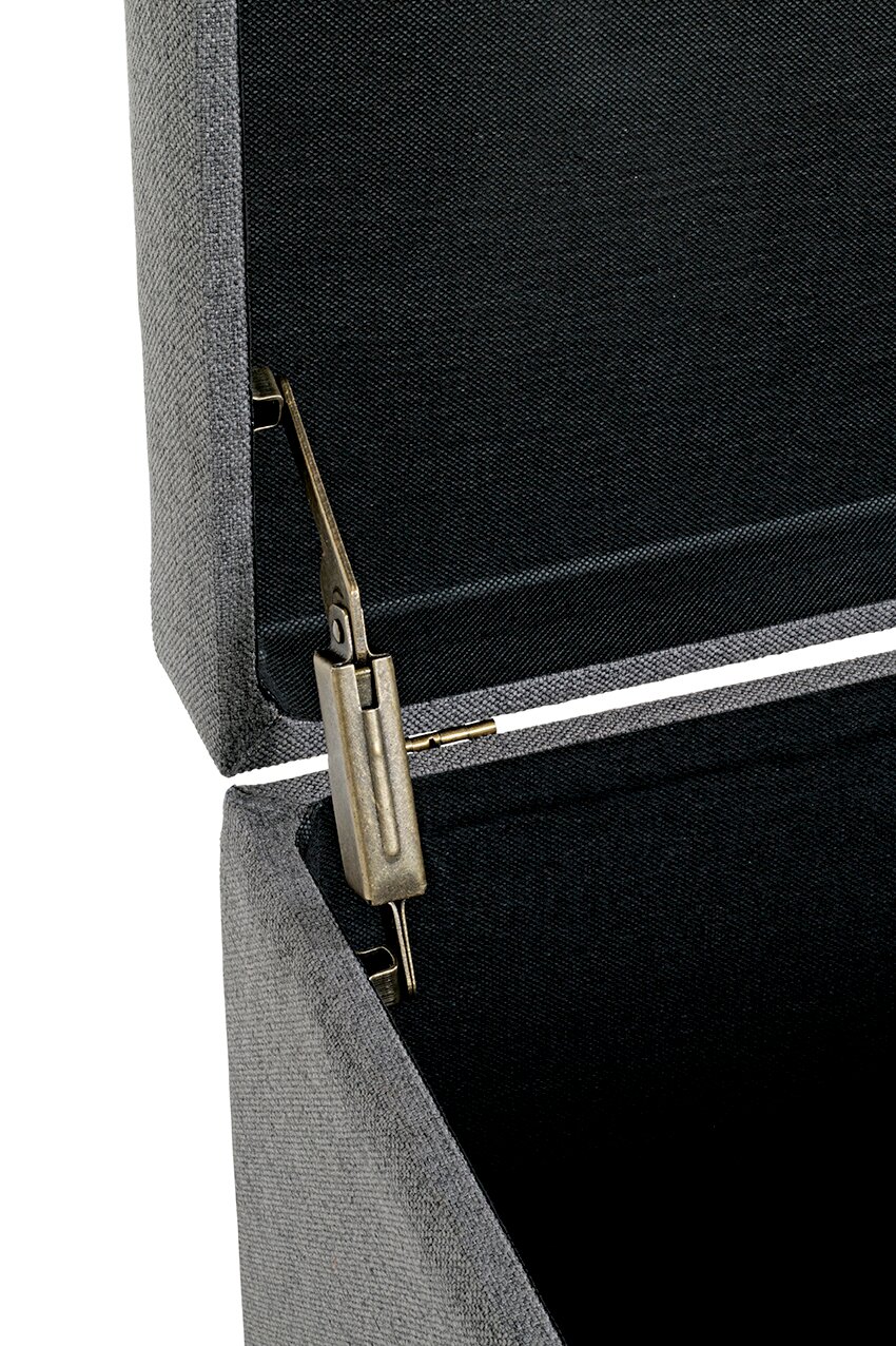 Detailaufnahme aus seitlicher Perspektive: graues, stoffbezogenes Polstermöbel mit schwarzer Innenfläche und metallischem Klapp-/Verstellbeschlag