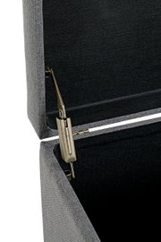 Detailaufnahme aus seitlicher Perspektive: graues, stoffbezogenes Polstermöbel mit schwarzer Innenfläche und metallischem Klapp-/Verstellbeschlag