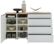 Frontale Ansicht eines modernen Sideboards mit offenen Schubladen und Regalfächern, dekoriert mit Vasen, Schalen und Büchern.