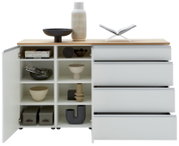 Frontale Ansicht eines modernen Sideboards mit offenen Schubladen und Regalfächern, dekoriert mit Vasen, Schalen und Büchern.