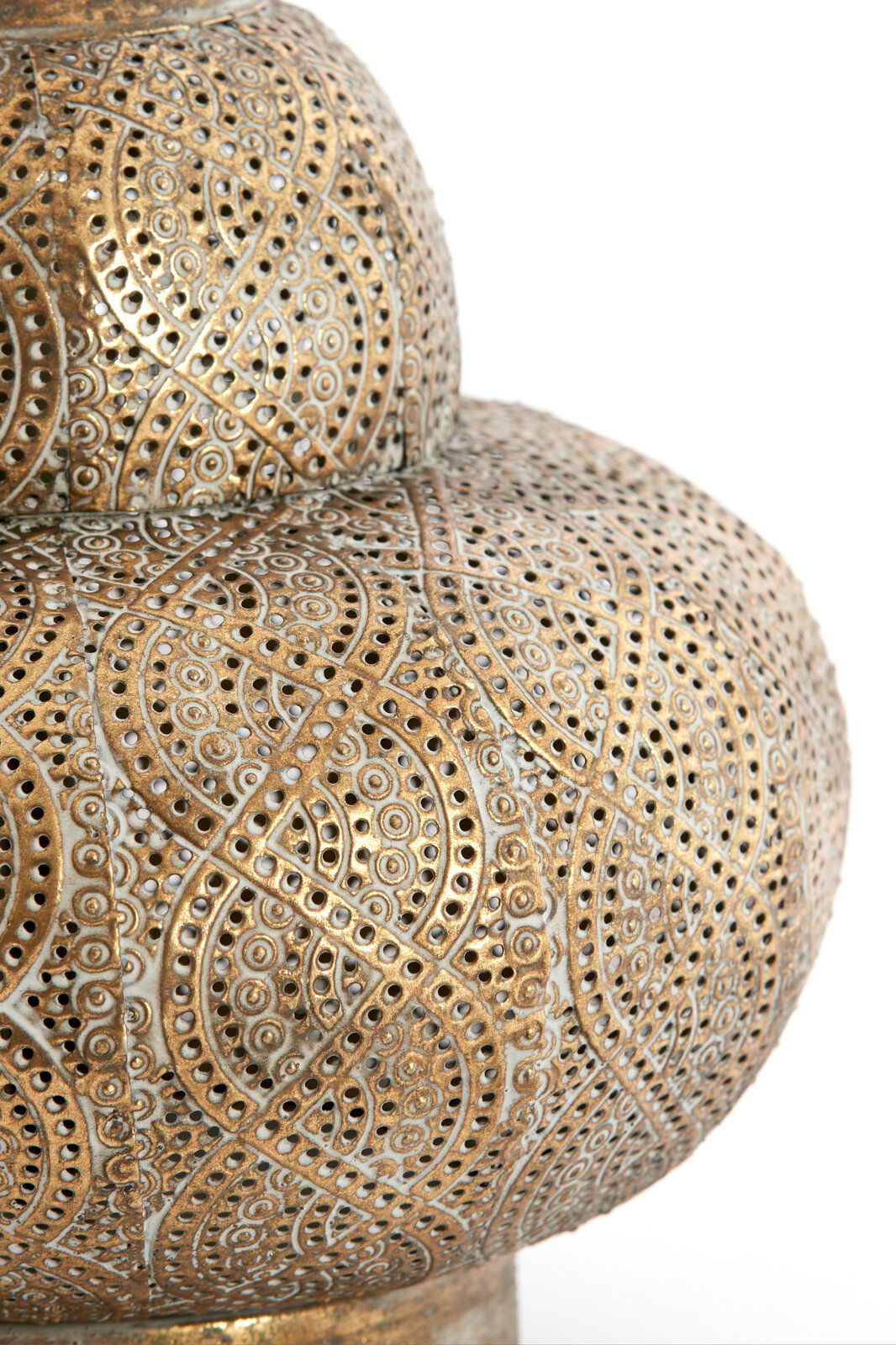 Nahaufnahme eines kunstvoll verzierten Lampenfußes mit filigranen, goldfarbenen Mustern und durchbrochenem Design.