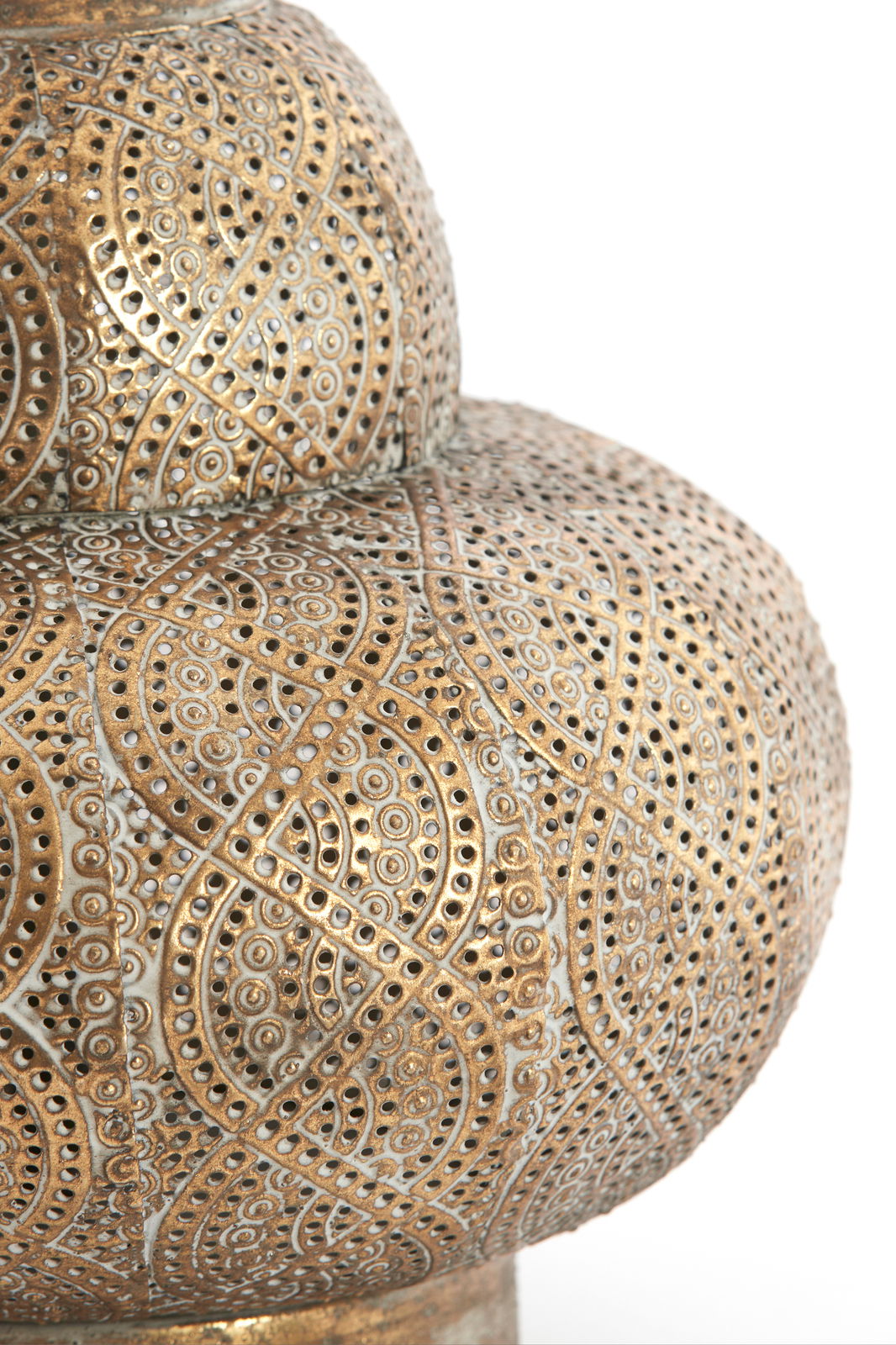 Nahaufnahme eines kunstvoll verzierten Lampenfußes mit filigranen, goldfarbenen Mustern und durchbrochenem Design.