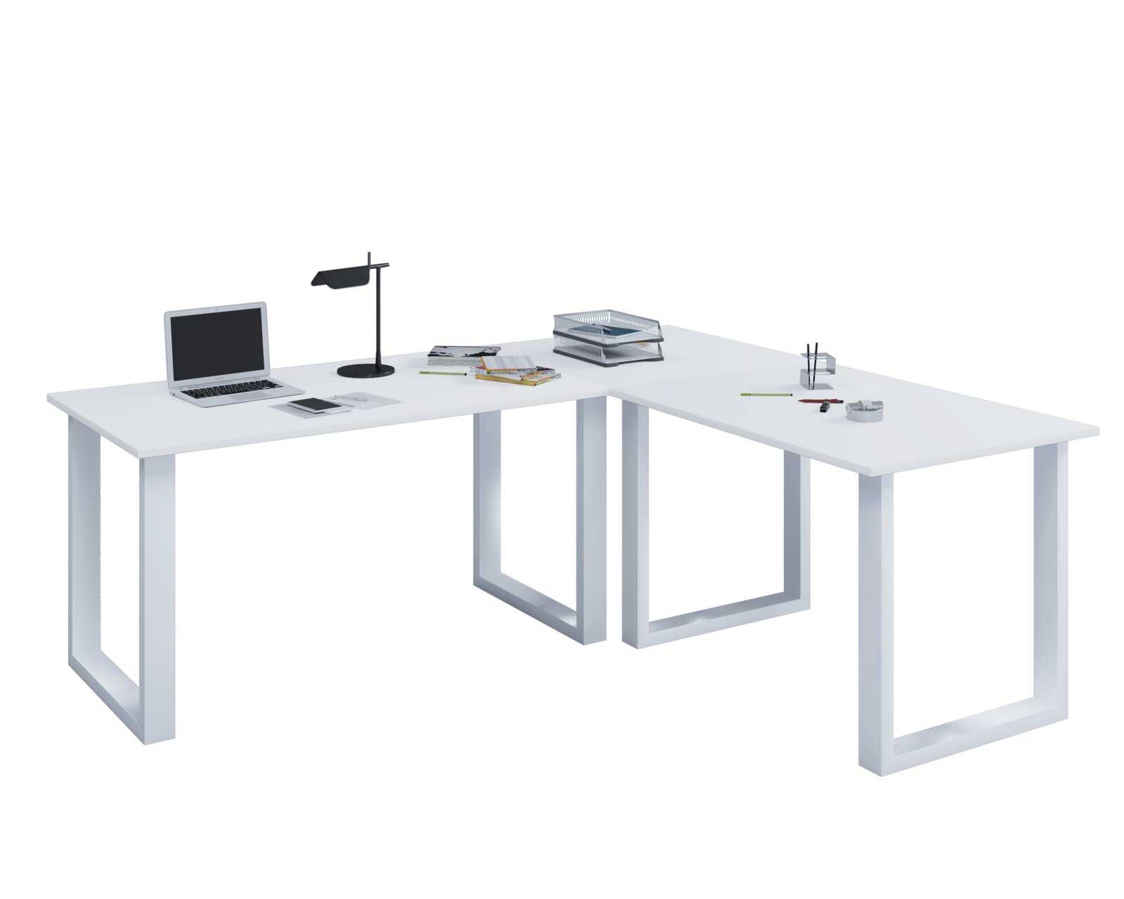 Weißer L-förmiger Eckschreibtisch mit Metallgestell, frontal in leichter Schrägansicht von oben, mit Laptop und Büroaccessoires auf der Tischplatte